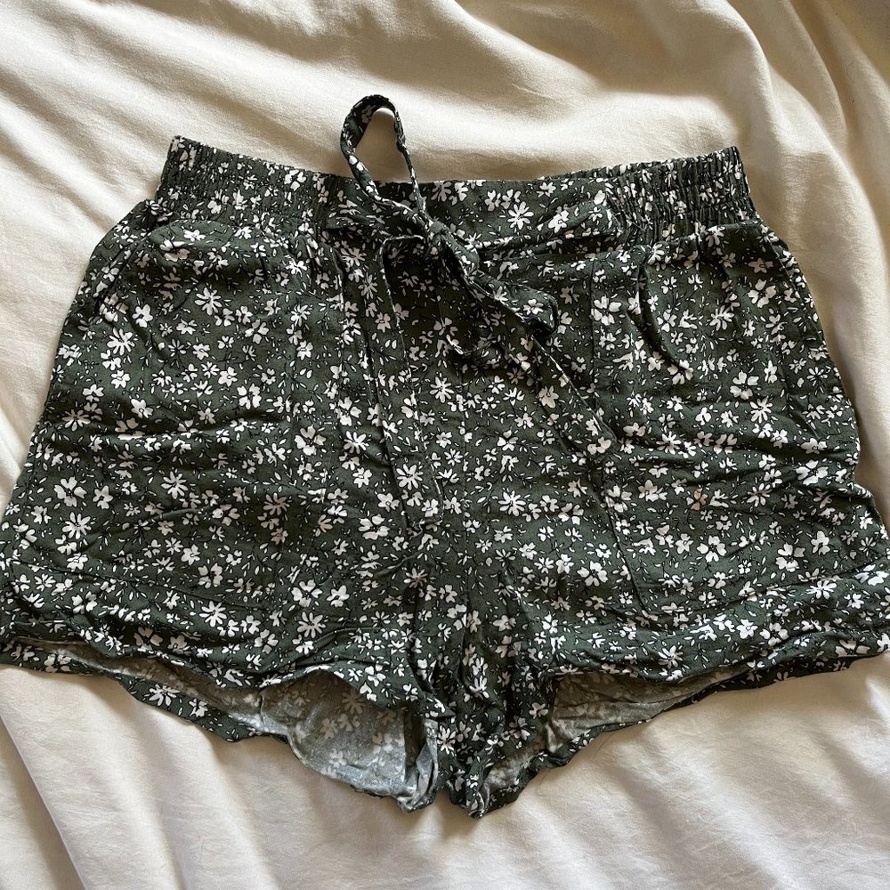 Sky and Sparrow Floral Shorts